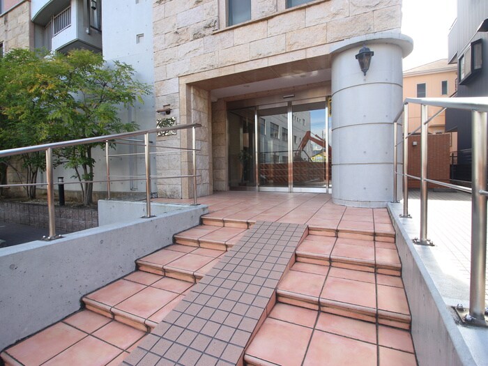 物件外観写真2　(エントランス部分)