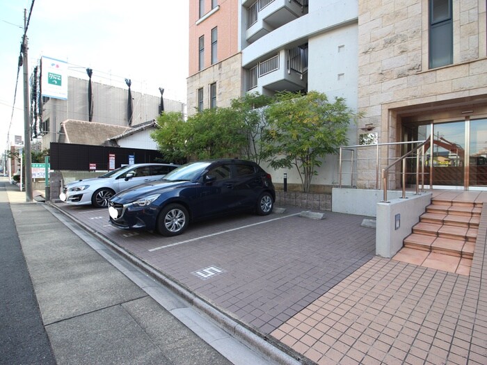 物件外観写真3　(駐車場)