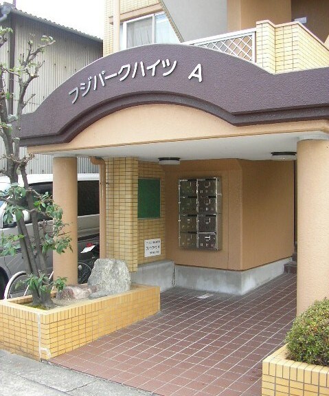 物件外観写真2　(エントランス部分)