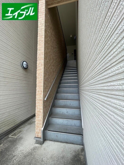 物件外観写真5　(エントランス部分)