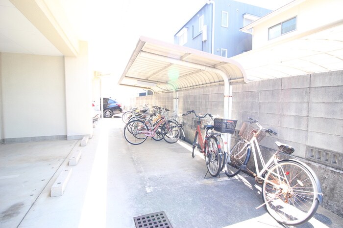 物件外観写真4　(駐輪場)