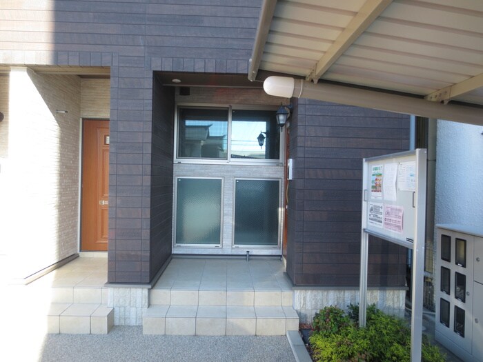 物件外観写真4　(エントランス部分)