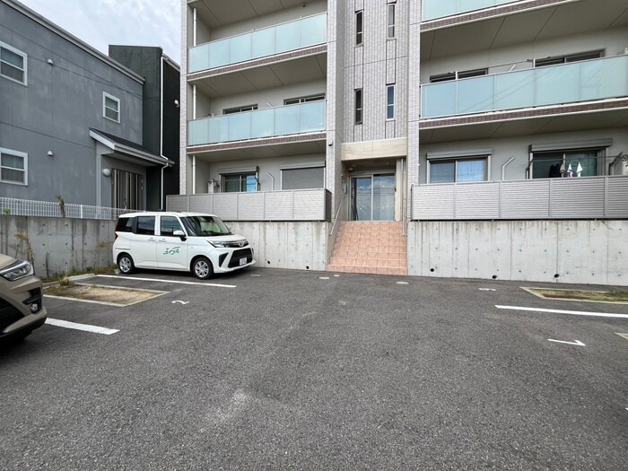 物件外観写真4　(駐車場)