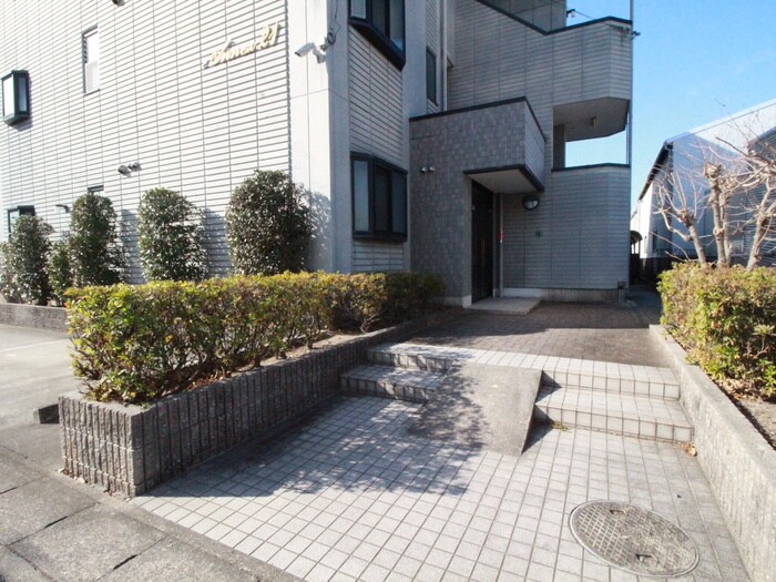 物件外観写真2　(エントランス部分)