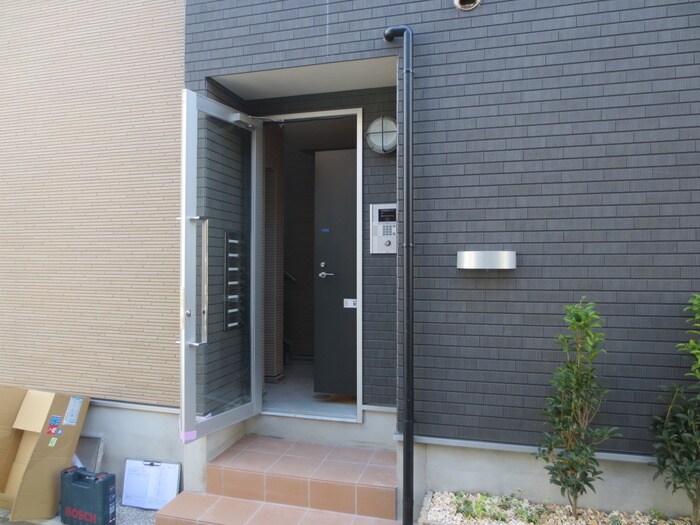 物件外観写真3　(エントランス部分)