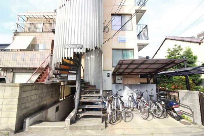 物件外観写真3　(エントランス部分)