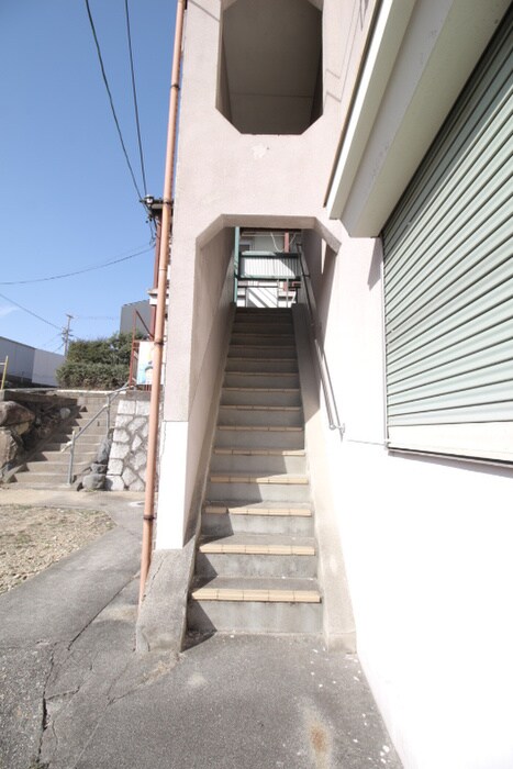 物件外観写真3　(エントランス部分)