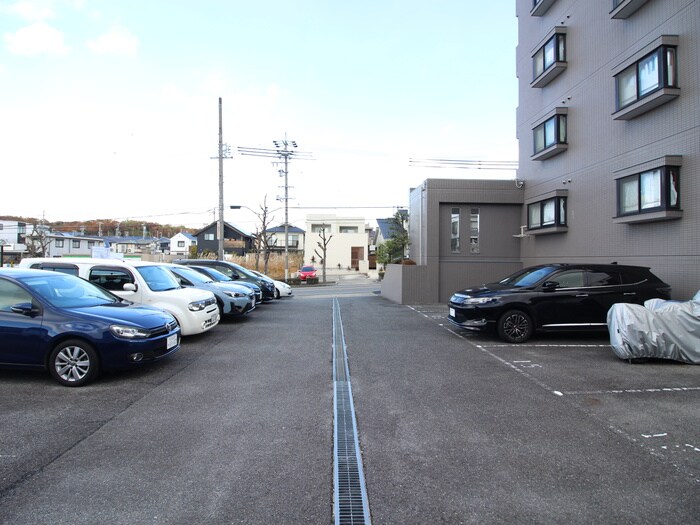 物件外観写真3　(駐車場)