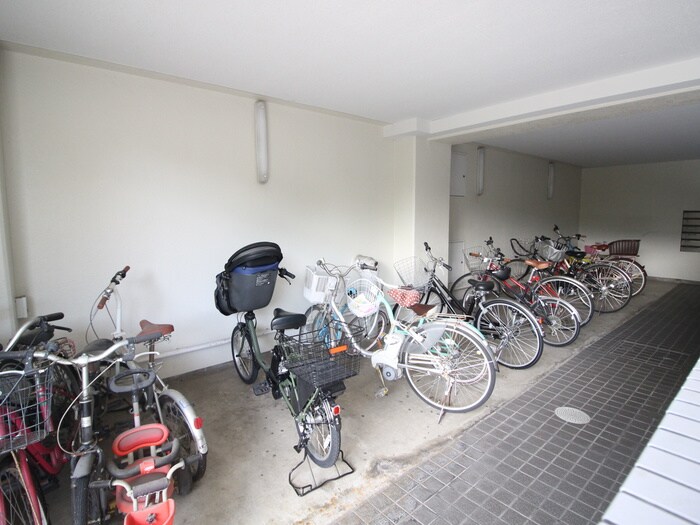 物件外観写真4　(駐輪場)