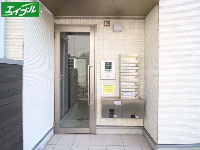 物件外観写真3　(エントランス部分)
