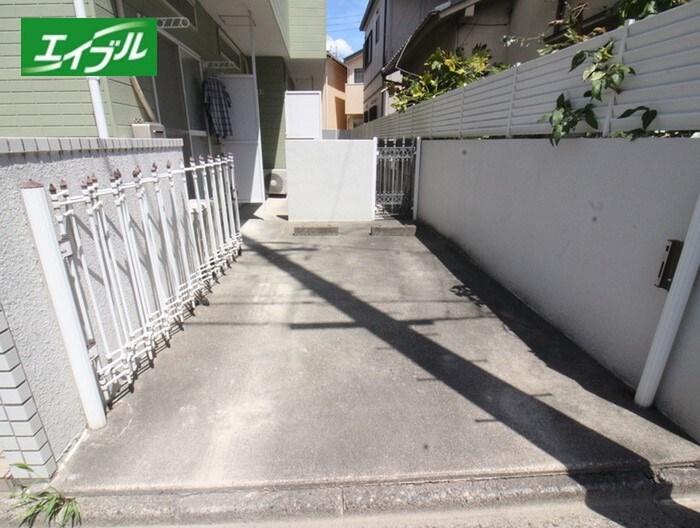 物件外観写真3　(駐車場)