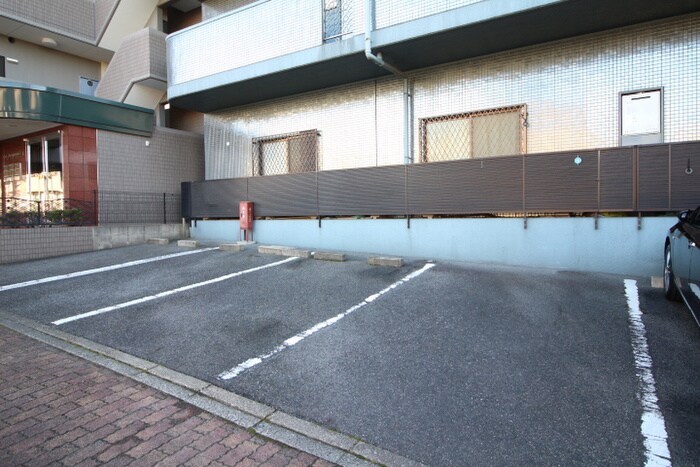 物件外観写真4　(駐車場)