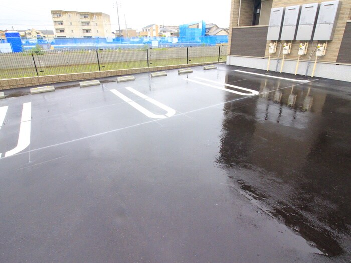 物件外観写真3　(駐車場)
