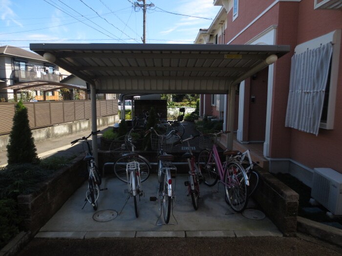 物件外観写真4　(駐輪場)