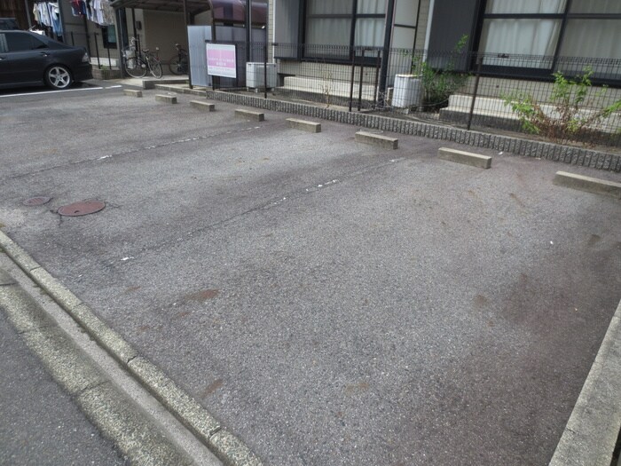 物件外観写真5　(駐車場)