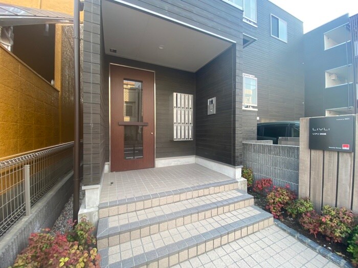 物件外観写真2　(エントランス部分)