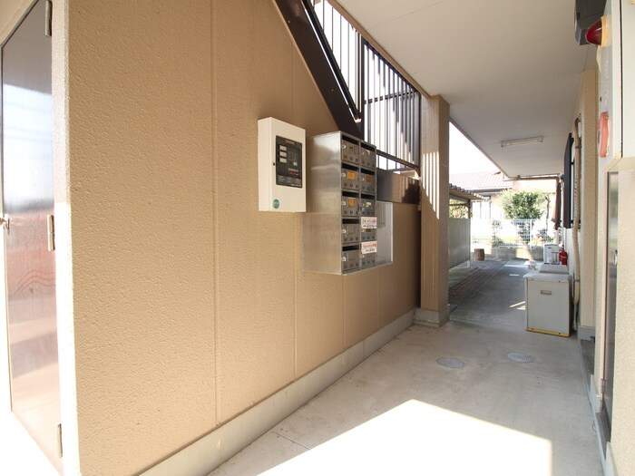 物件外観写真6　(エントランス部分)