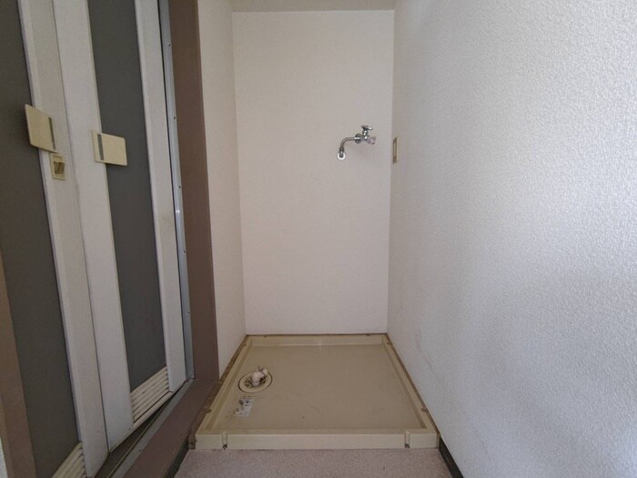 物件内観写真16　(洗濯機置場)