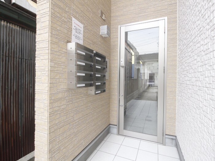 物件外観写真2　(エントランス部分)