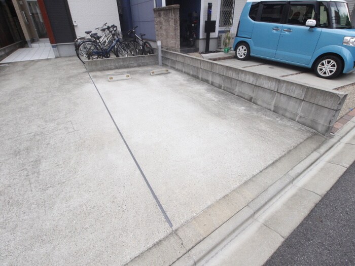 物件外観写真4　(駐車場)