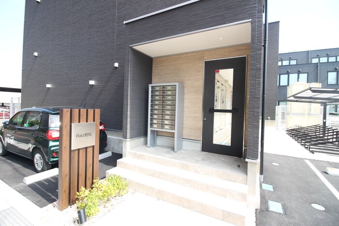 物件外観写真3　(エントランス部分)