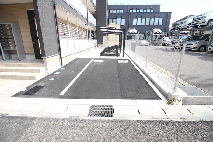 物件外観写真5　(駐車場)