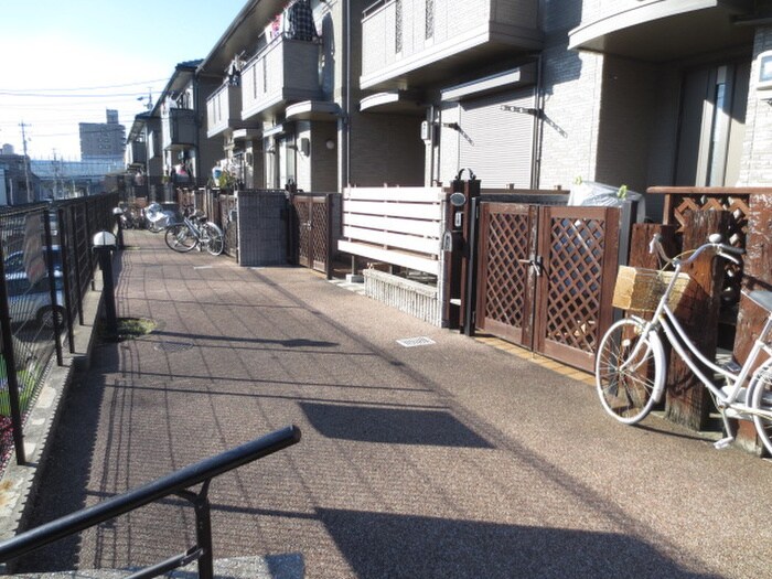 物件外観写真5　(エントランス部分)