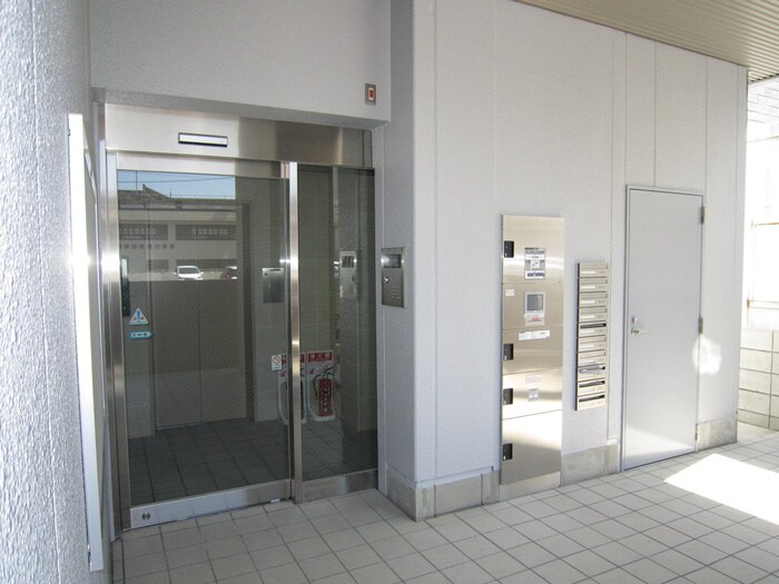 物件外観写真3　(エントランス部分)