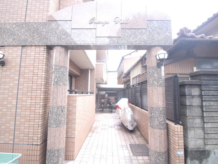 物件外観写真2　(エントランス部分)