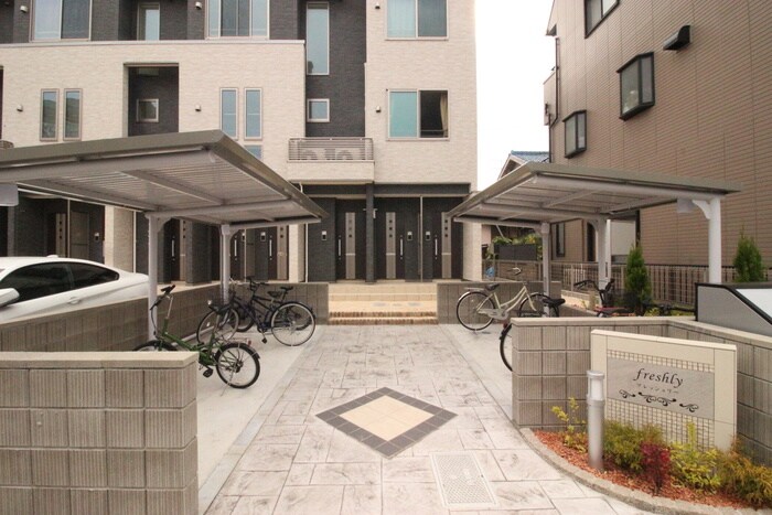 物件外観写真2　(エントランス部分)