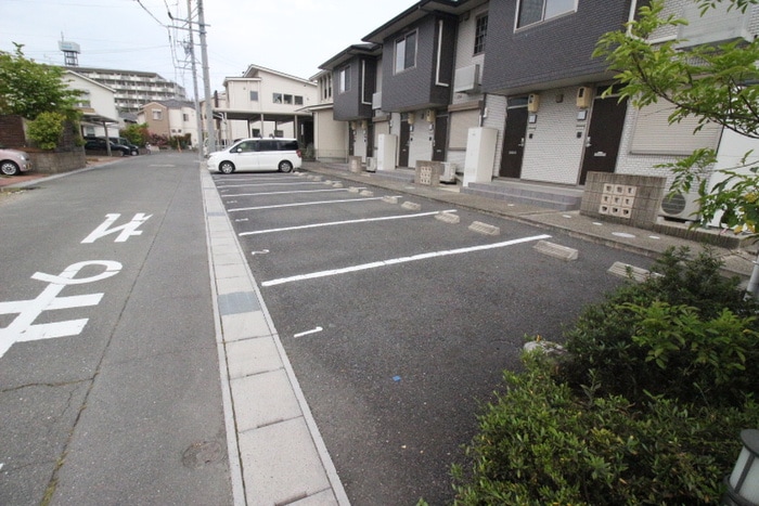 物件外観写真3　(駐車場)