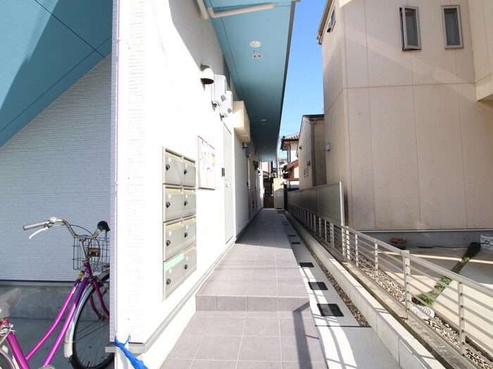 物件外観写真2　(エントランス部分)