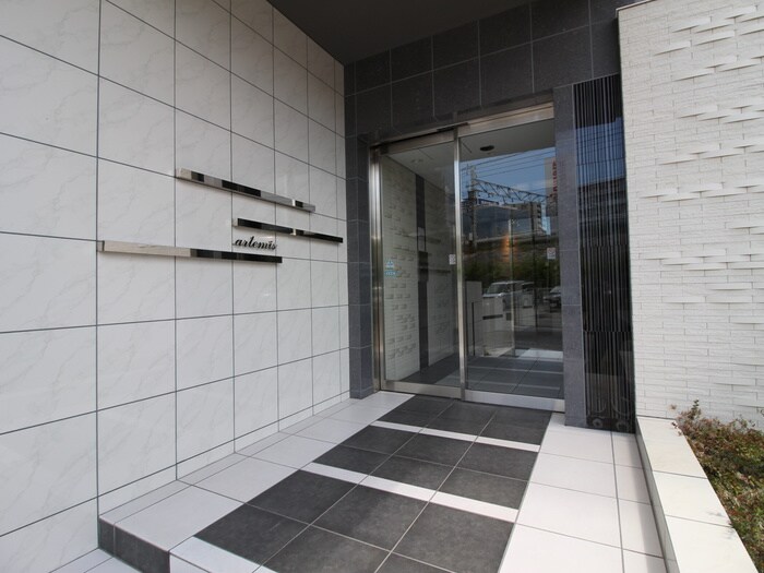 物件外観写真4　(エントランス部分)