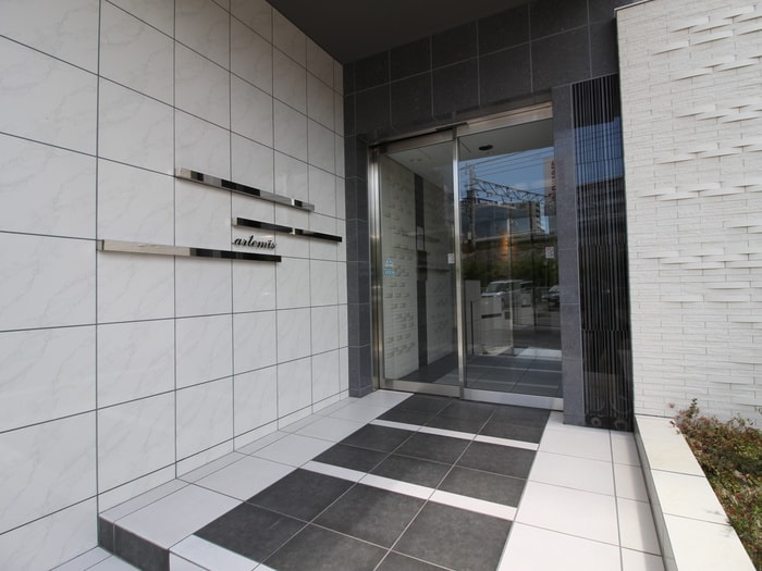 物件外観写真4　(エントランス部分)