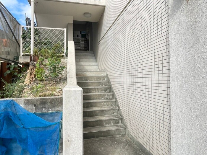 物件外観写真2　(エントランス部分)