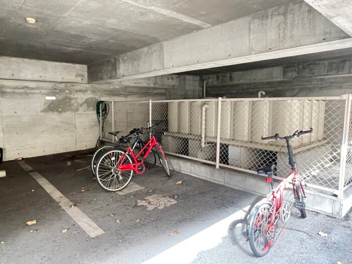物件外観写真4　(駐輪場)