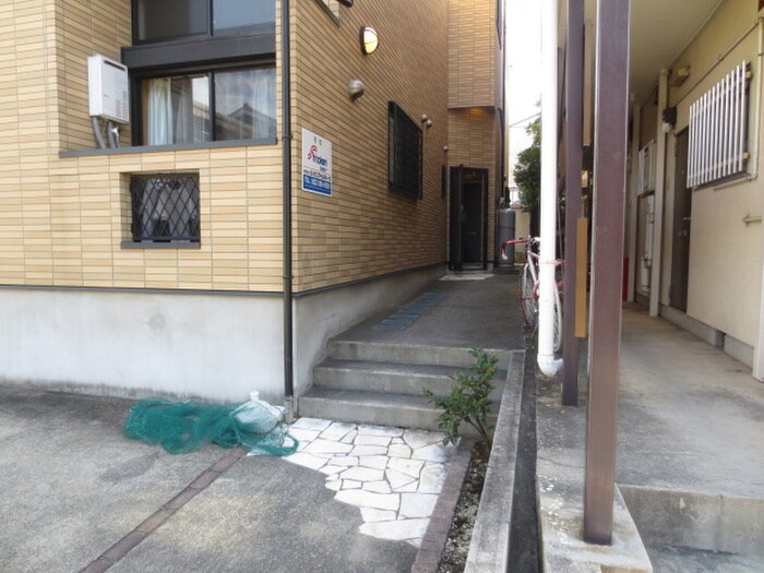 物件外観写真3　(エントランス部分)
