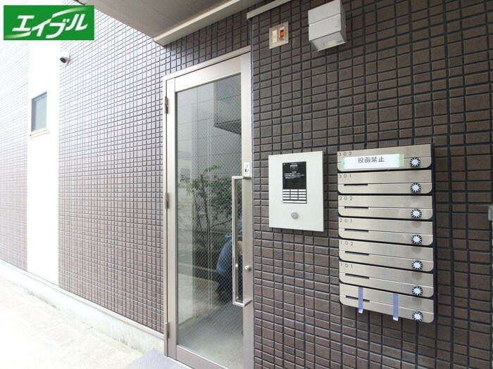 物件外観写真3　(エントランス部分)