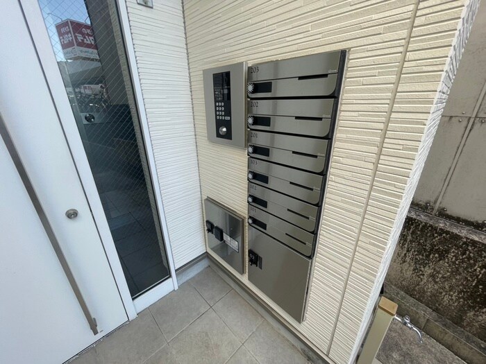 物件外観写真2　(エントランス部分)