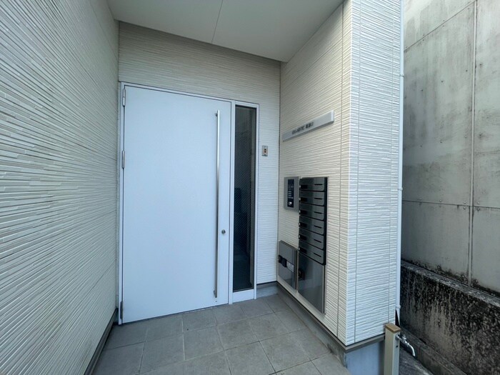 物件外観写真3　(エントランス部分)