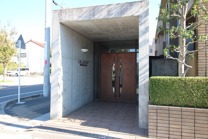 物件外観写真3　(エントランス部分)