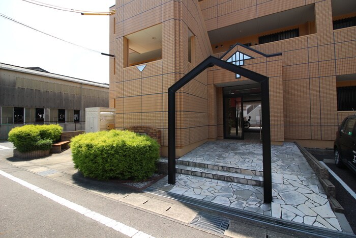 物件外観写真2　(エントランス部分)