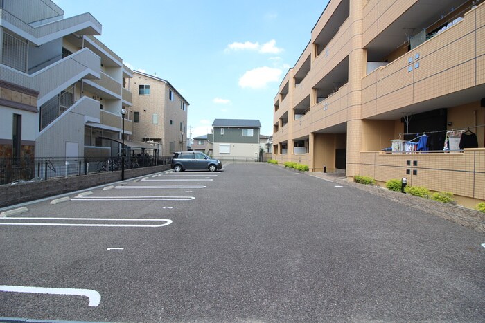 物件外観写真4　(駐車場)