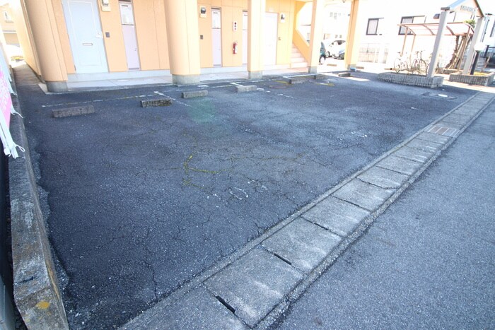 物件外観写真4　(駐車場)