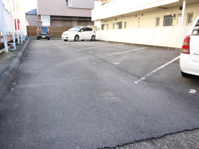 物件外観写真5　(駐車場)