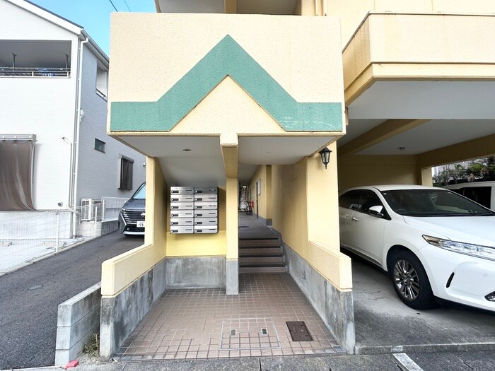 物件外観写真3　(エントランス部分)