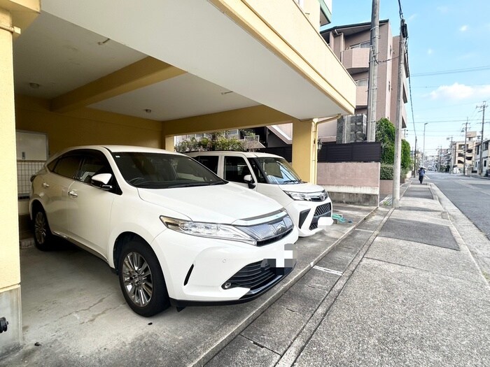 物件外観写真5　(駐車場)