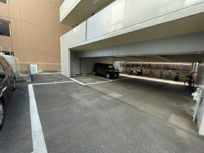 物件外観写真4　(駐車場)