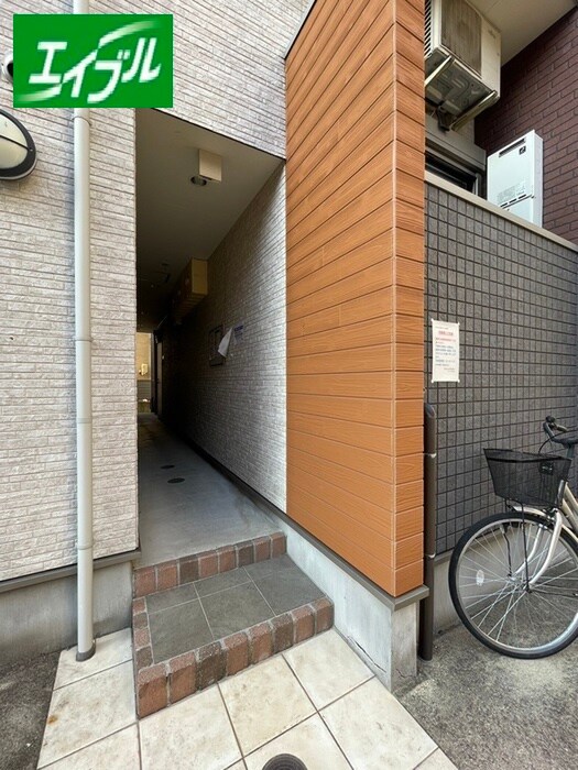 物件外観写真2　(エントランス部分)