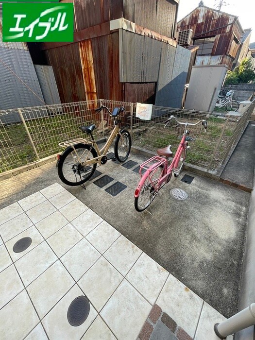 物件外観写真5　(駐輪場)